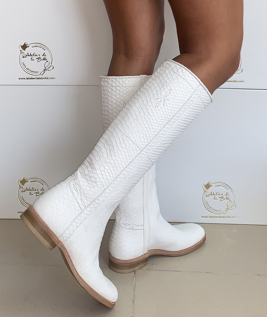 Bota estilo hípica cuero blanco efecto serpiente
