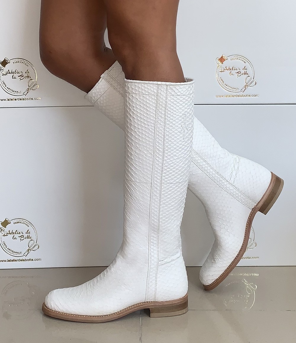 Bota estilo hípica cuero blanco efecto serpiente
