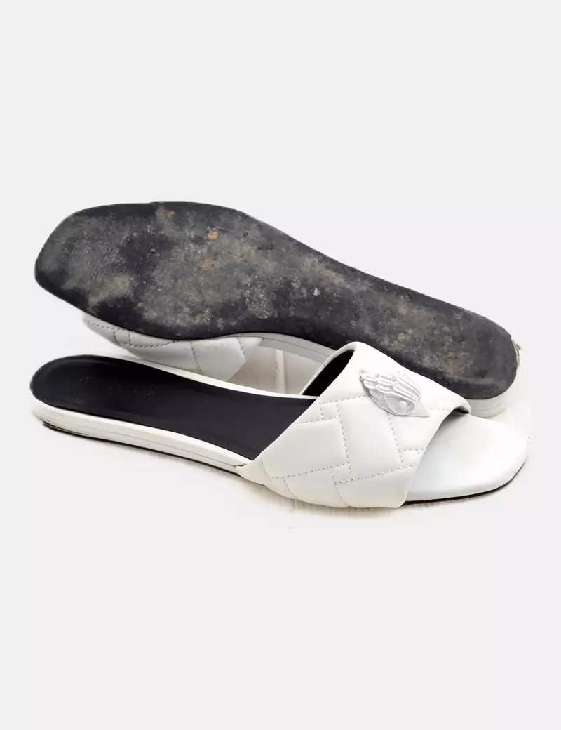 Kurt Geiger Sandalia blanca abalorio