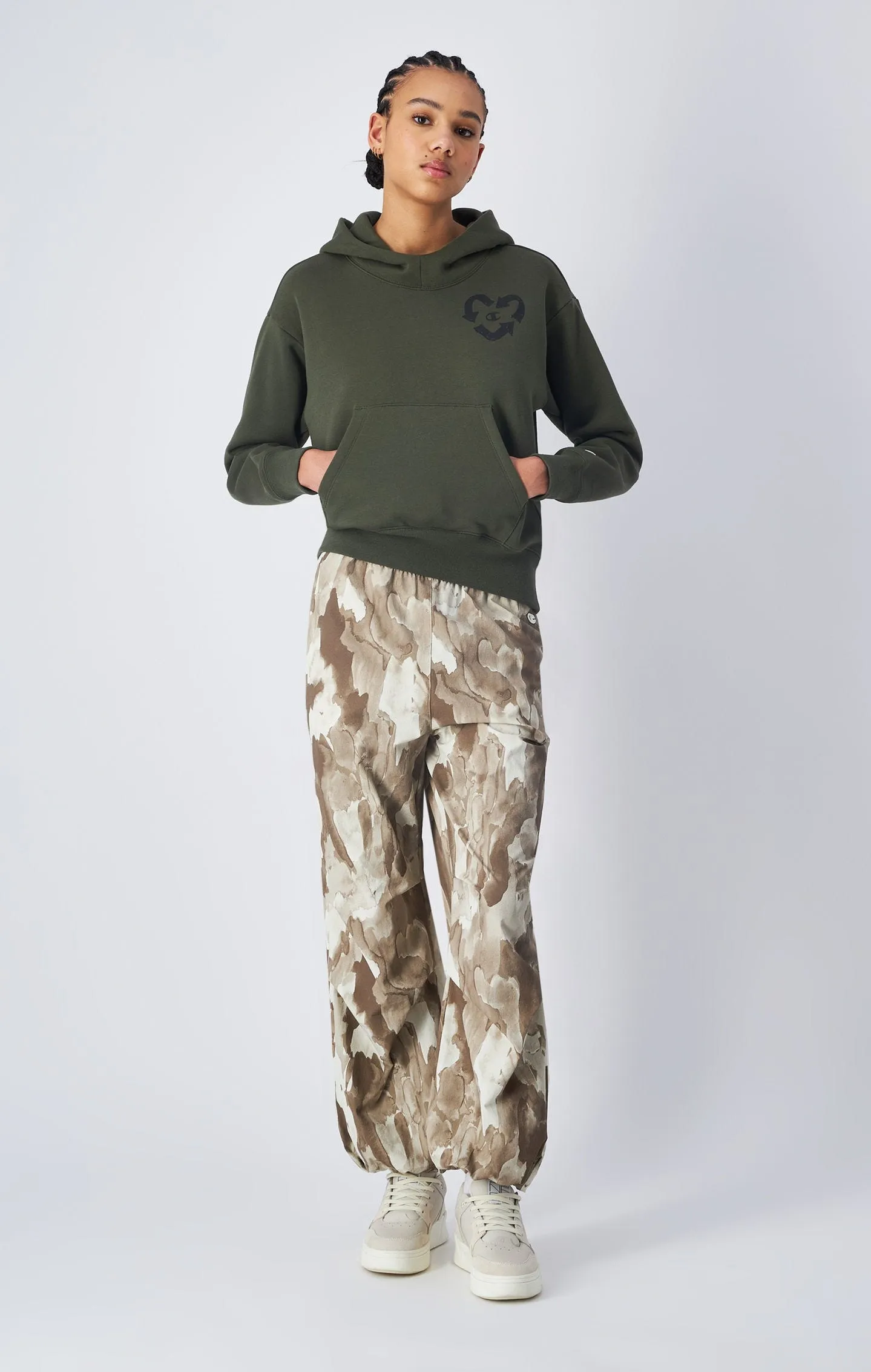 Pantalón de paracaídas con estampado de camuflaje