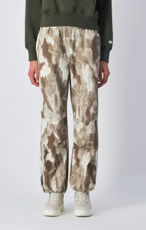 Pantalón de paracaídas con estampado de camuflaje