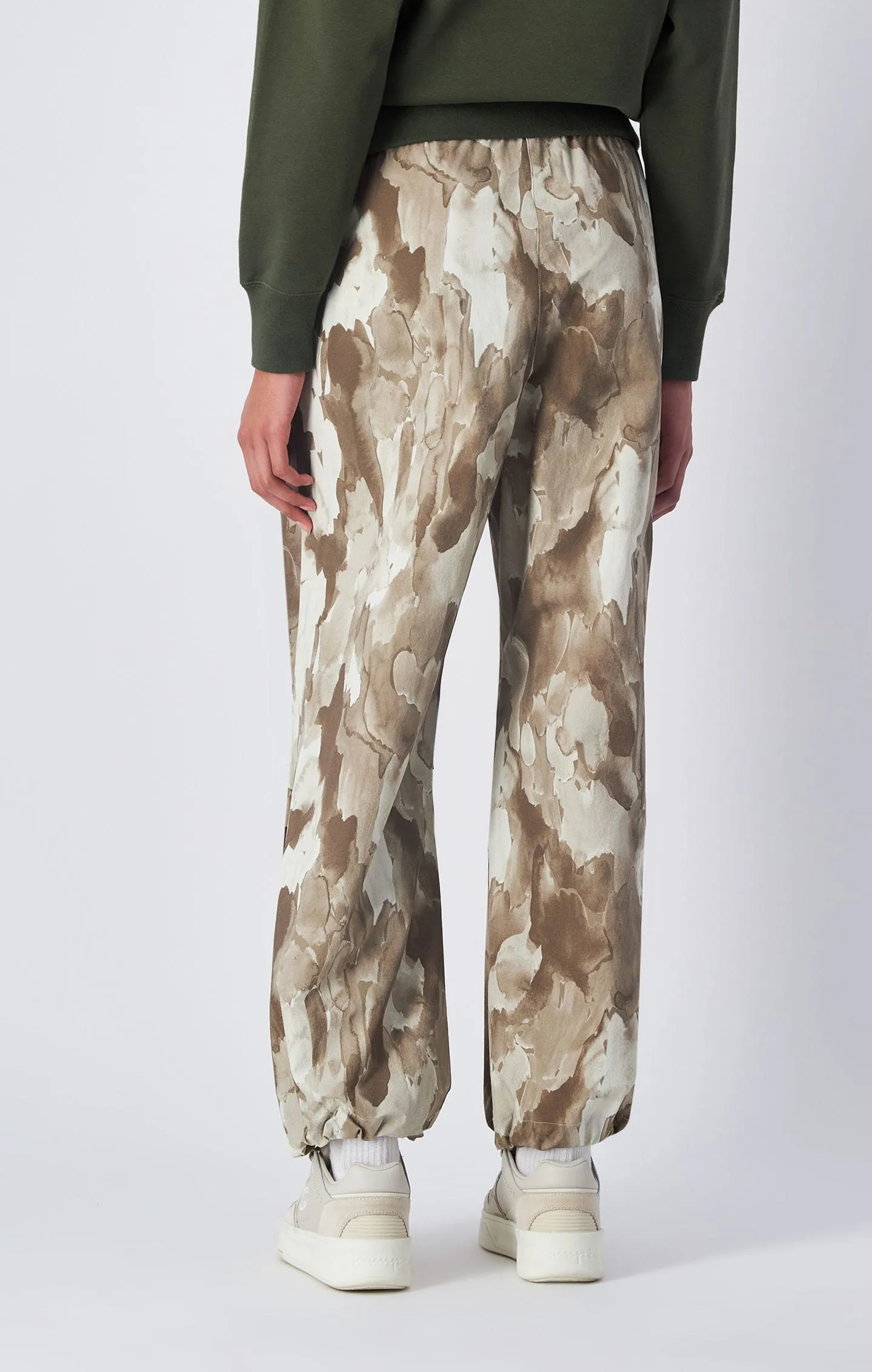 Pantalón de paracaídas con estampado de camuflaje