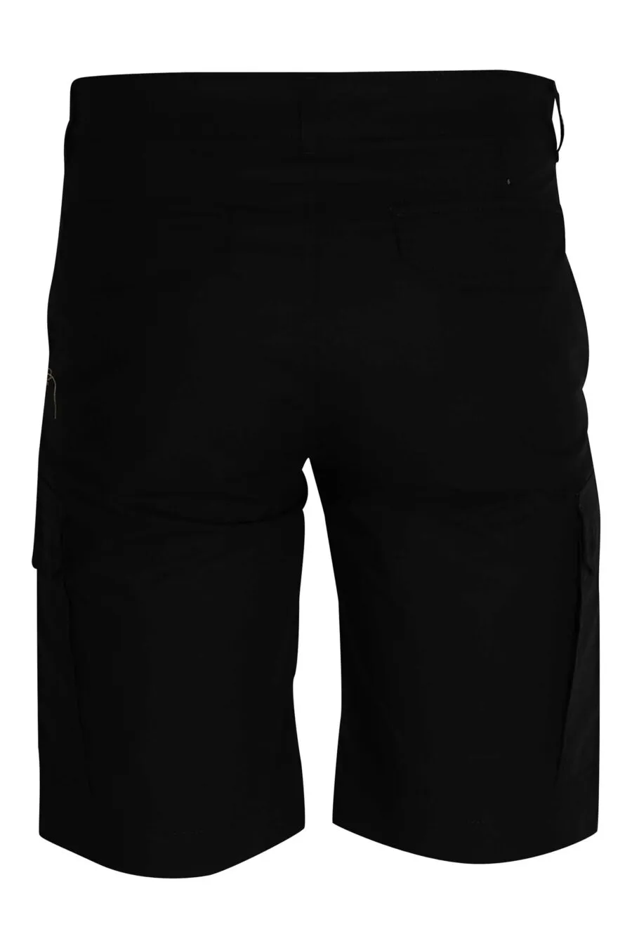 Pantalón negro corto estilo cargo con logo