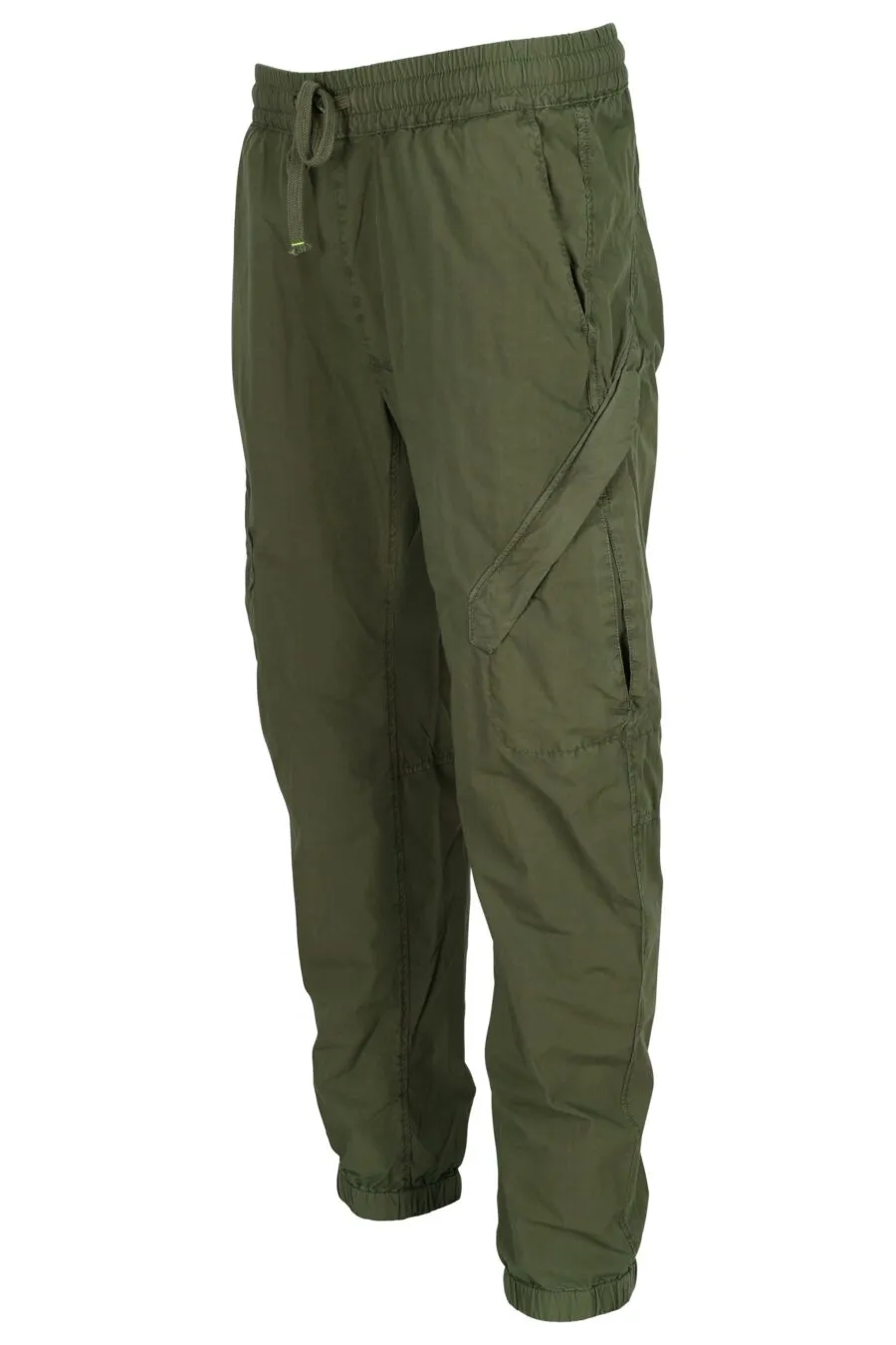 Pantalón verde militar estilo cargo con resorte